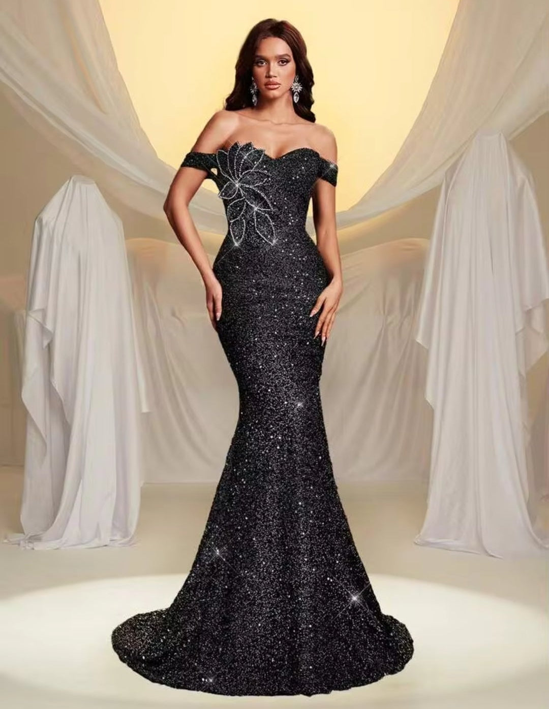 Vestido negro lentejuelas off-the-shoulder corte sirena