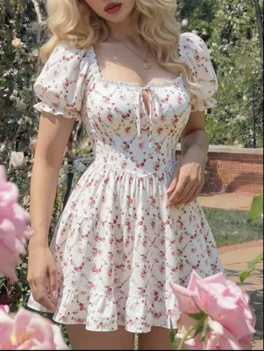 Vestido blanco con flores pequeñas mini con manga corta