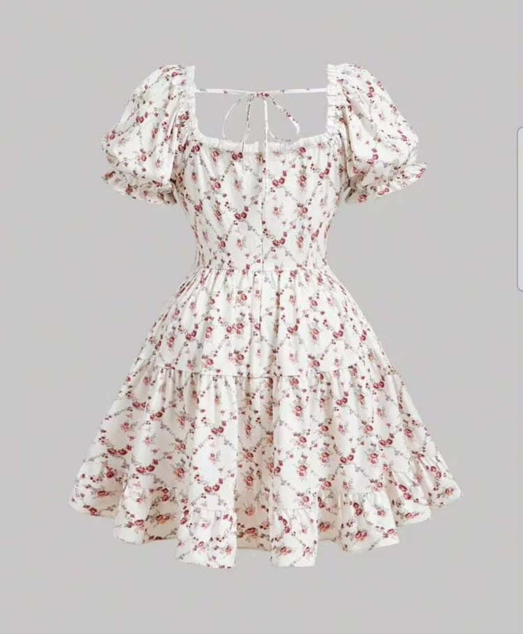 Vestido blanco con flores pequeñas mini con manga corta