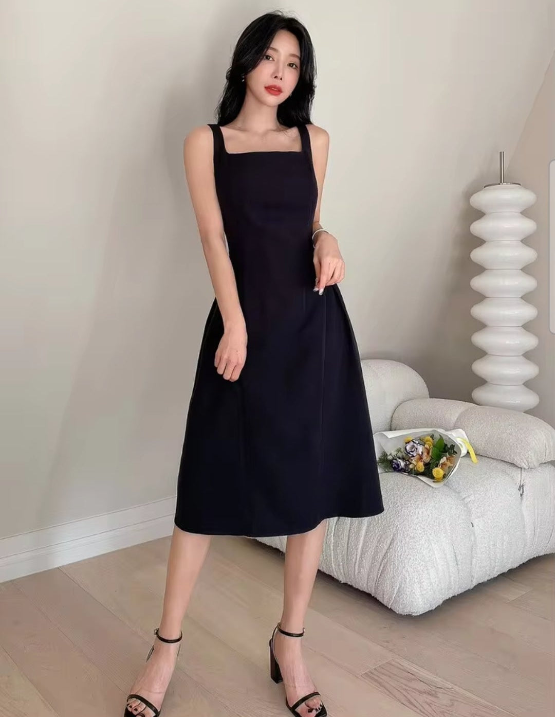 Vestido negro midi con bolsas invisibles escote cuadrado