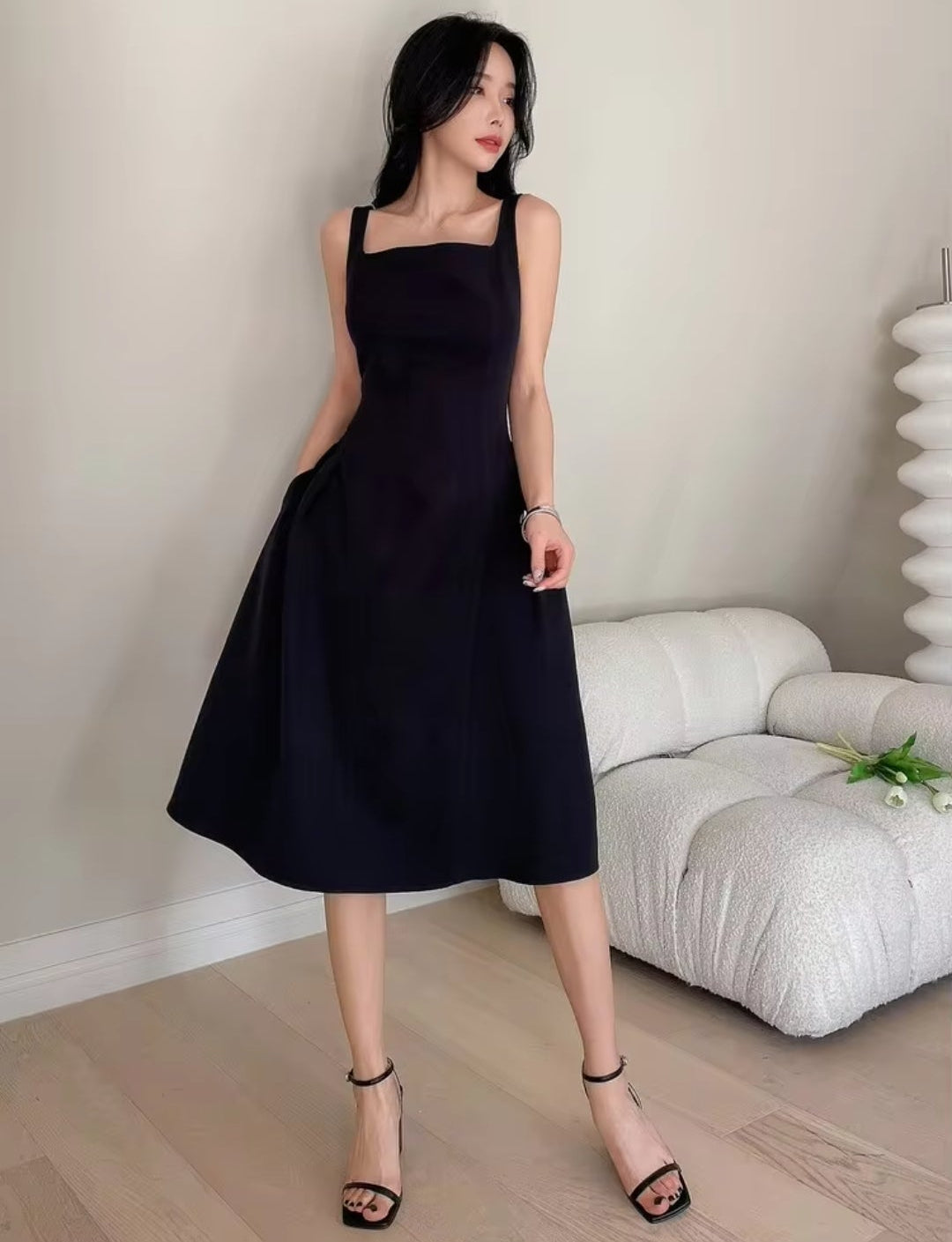 Vestido negro midi con bolsas invisibles escote cuadrado