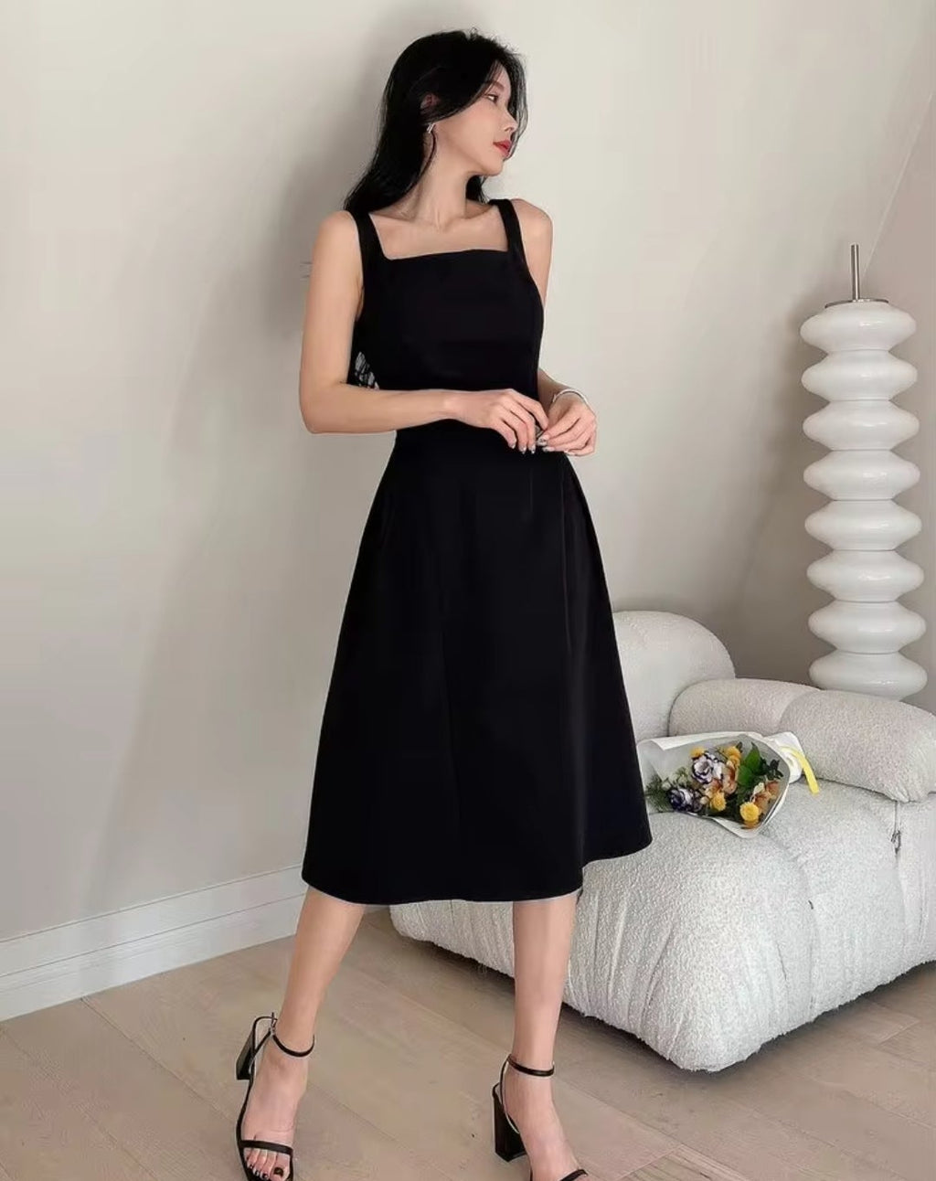 Vestido negro midi con bolsas invisibles escote cuadrado