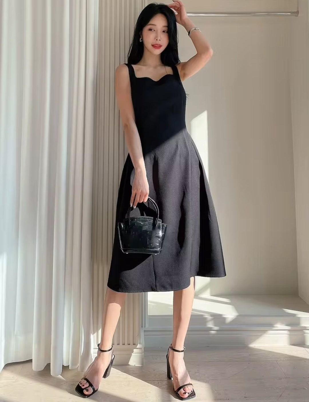 Vestido negro midi con bolsas invisibles escote cuadrado
