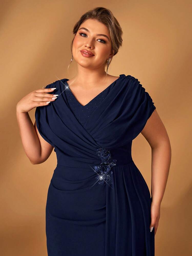 Vestido azul marino con escote en V y aplicación lentejuelas en cintura