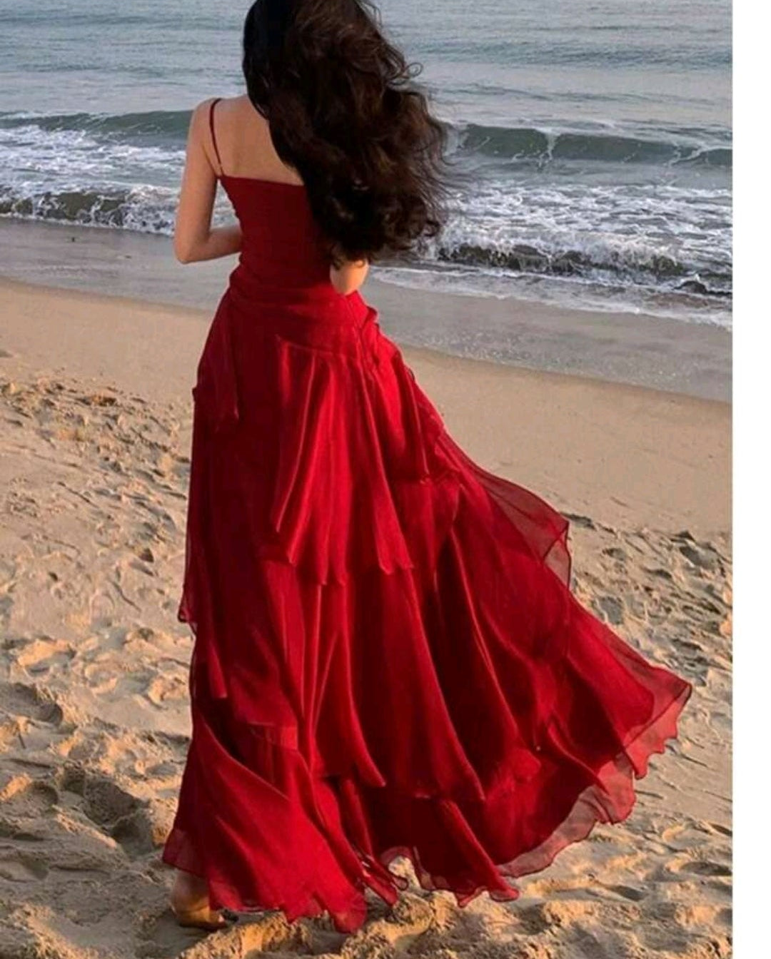 Vestido rojo capas falda fluida tirante delgado con abertura lateral