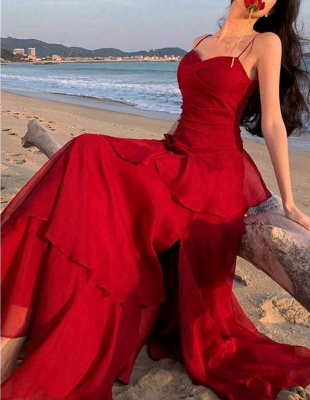 Vestido rojo capas falda fluida tirante delgado con abertura lateral