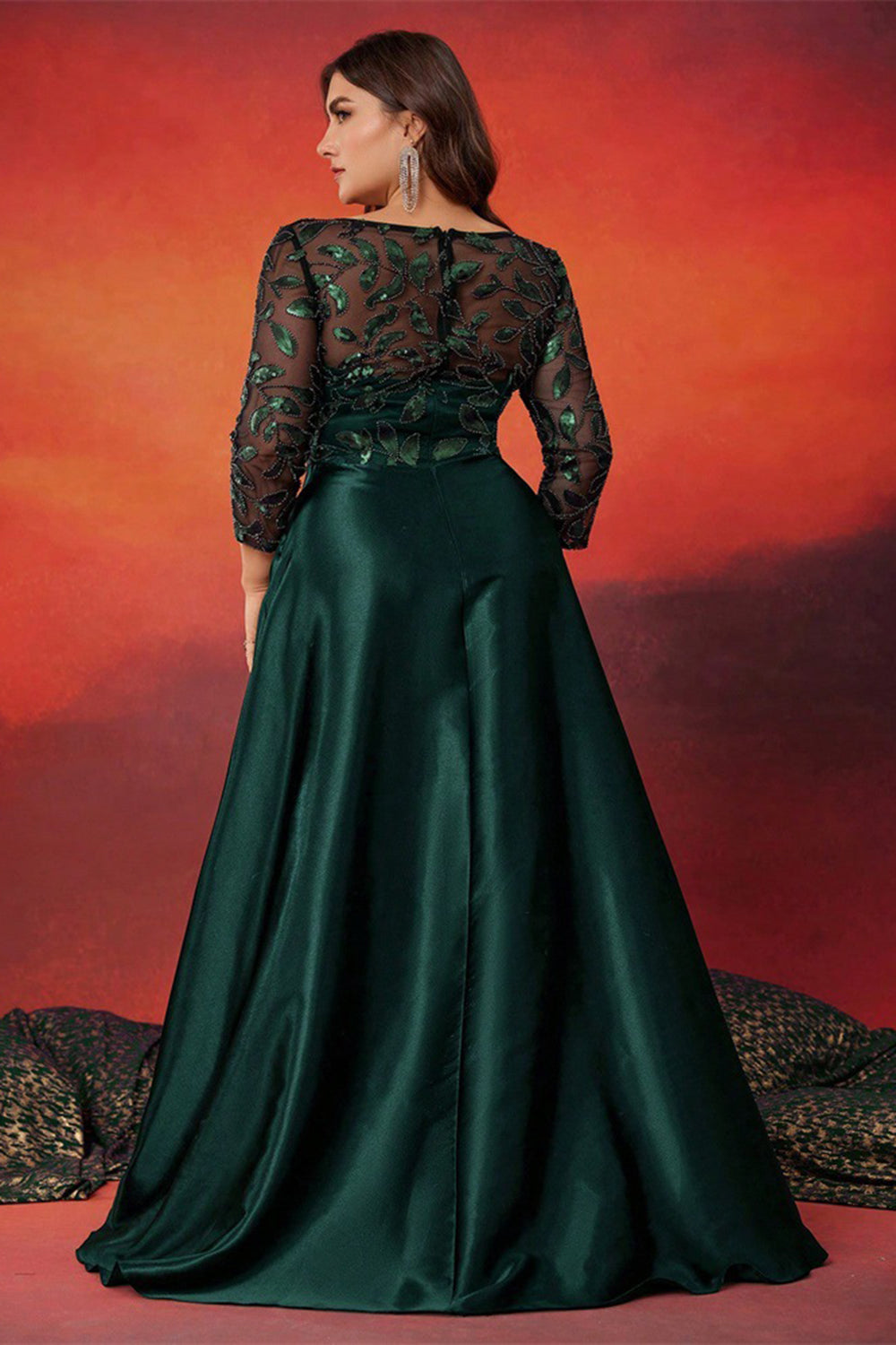Vestido verde esmeralda aplicación encaje y falda satinada con bolsas invisibles