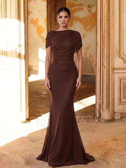 Vestido café manga corta con fruncido pegado al cuerpo