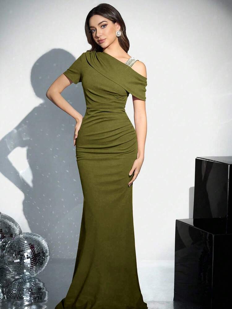 Vestido Army green pegado al cuerpo asimétrico
