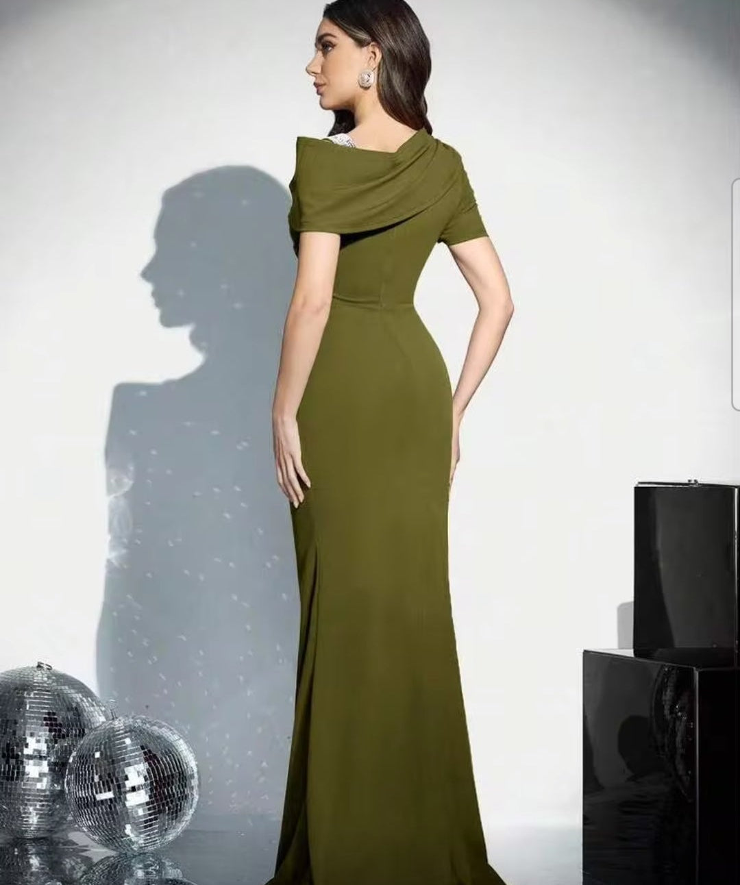 Vestido Army green pegado al cuerpo asimétrico