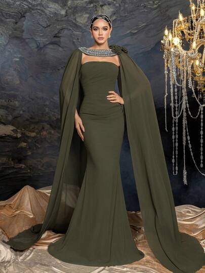 Vestido verde militar straple y capa larga