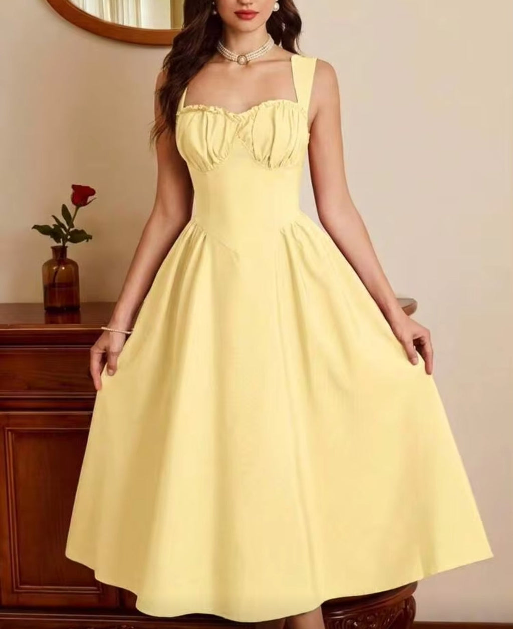 Vestido casual amarillo con escote corazón midi