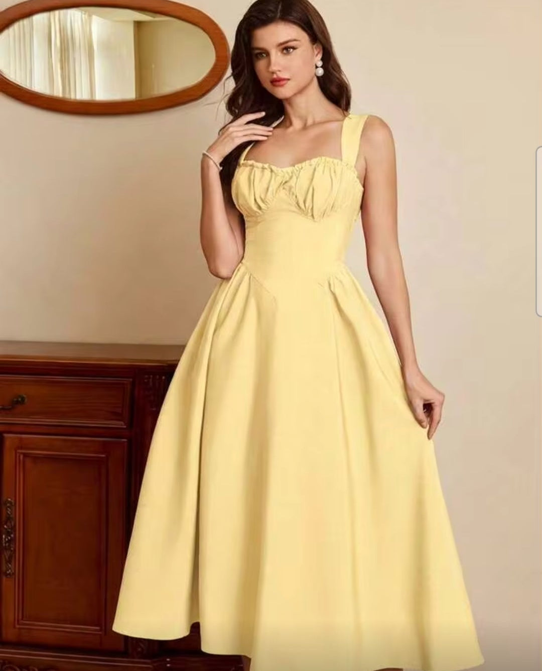 Vestido casual amarillo con escote corazón midi