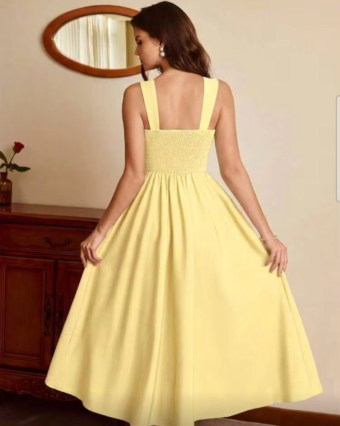 Vestido casual amarillo con escote corazón midi