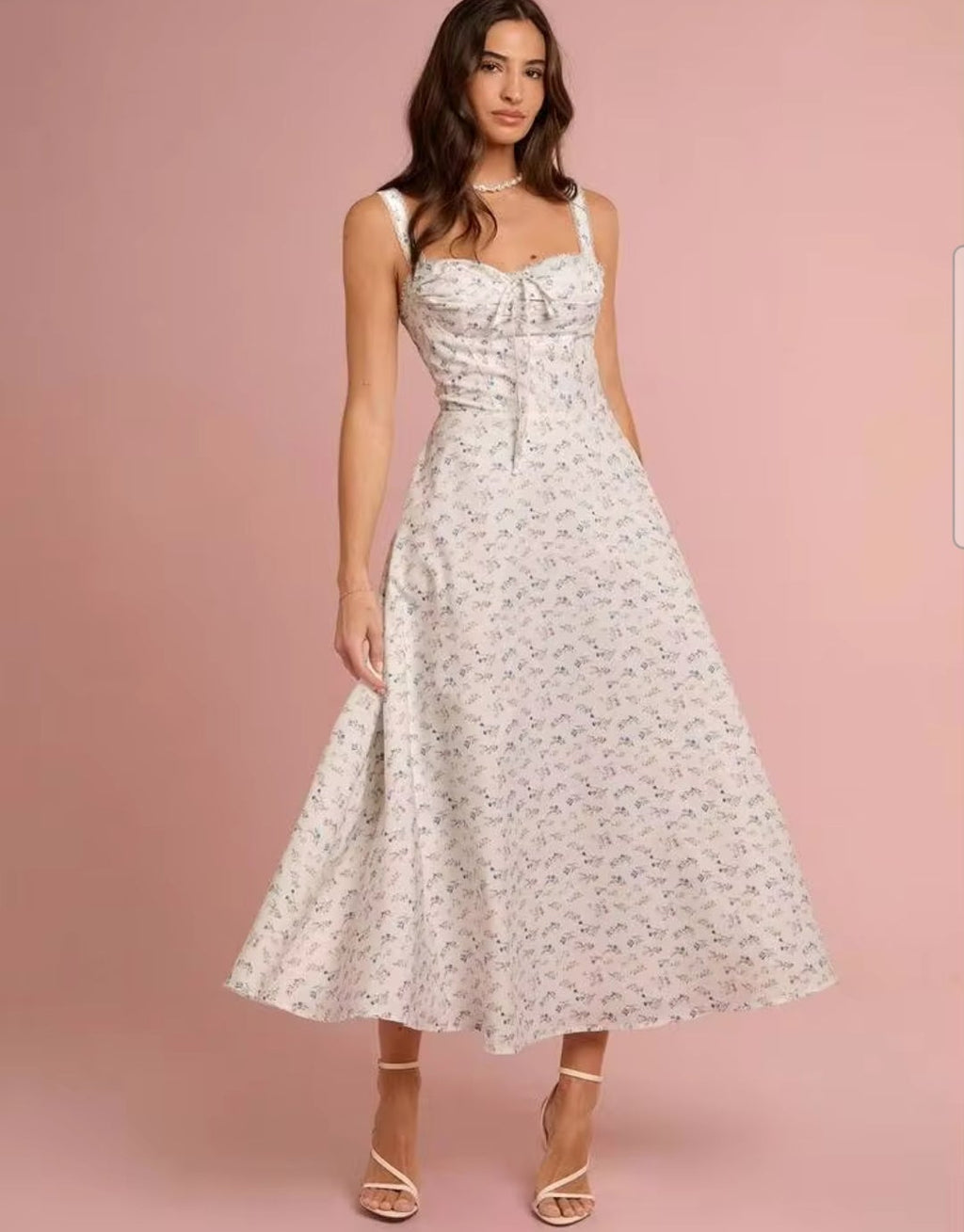 Vestido blanco con flores pequeñas y tul interno escote corazón