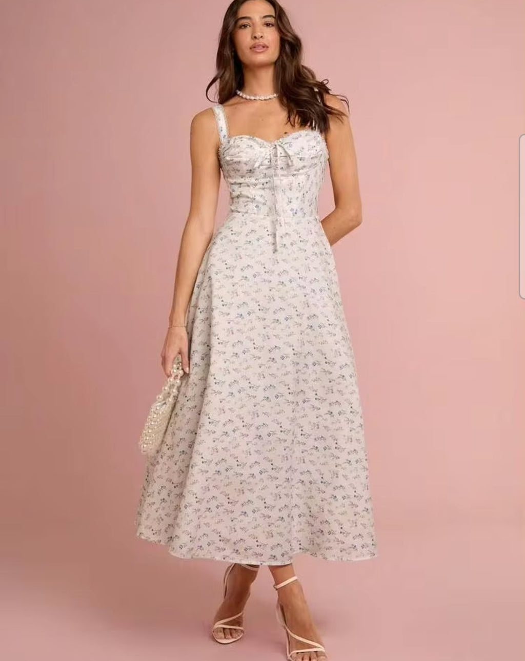Vestido blanco con flores pequeñas y tul interno escote corazón