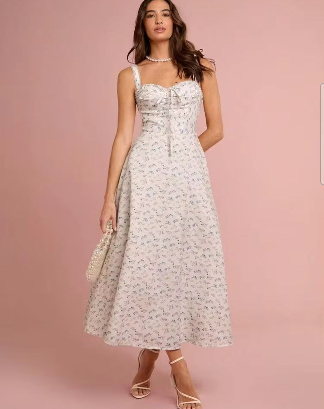 Vestido blanco con flores pequeñas y tul interno escote corazón