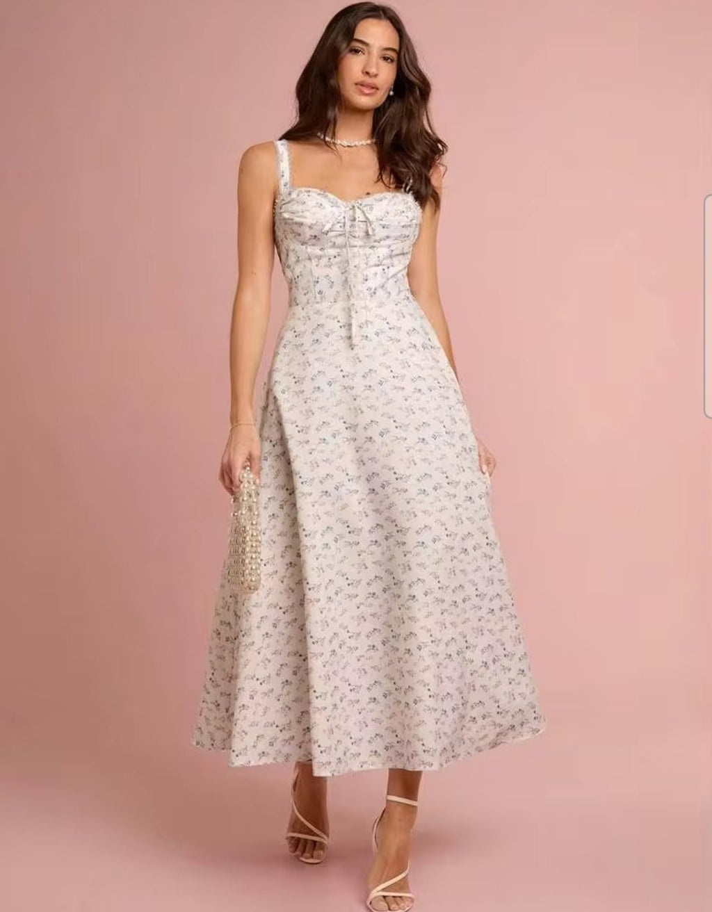 Vestido blanco con flores pequeñas y tul interno escote corazón
