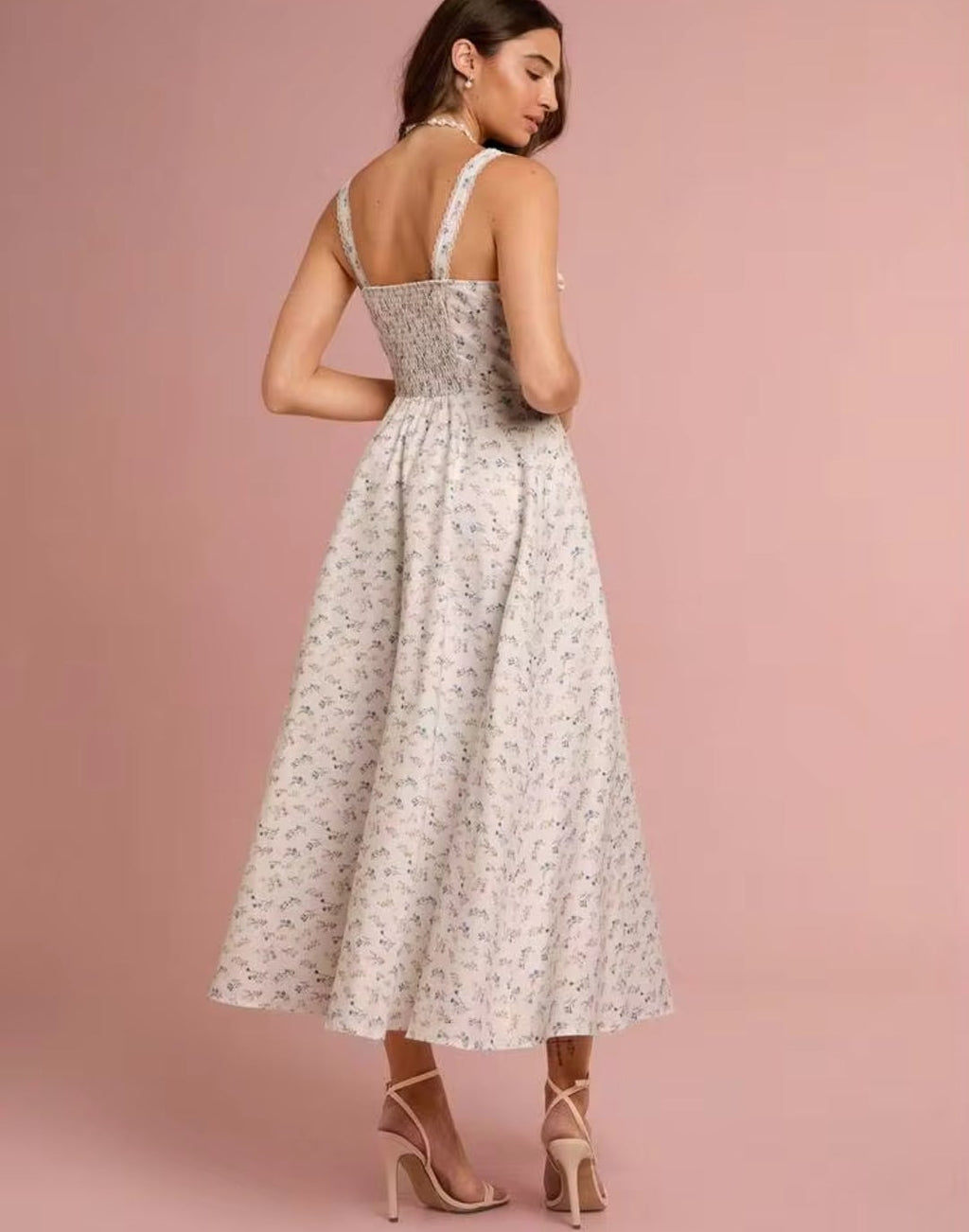 Vestido blanco con flores pequeñas y tul interno escote corazón