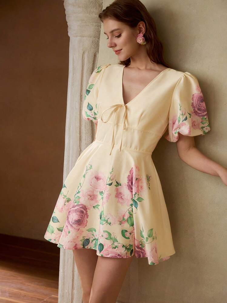 Vestido mini manga corta beige con estampado floral