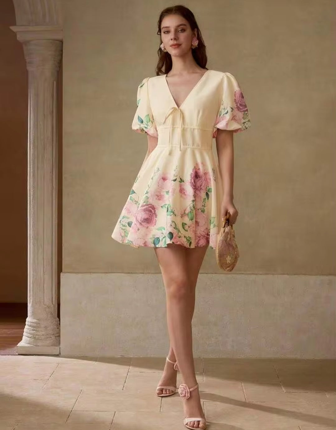 Vestido mini manga corta beige con estampado floral