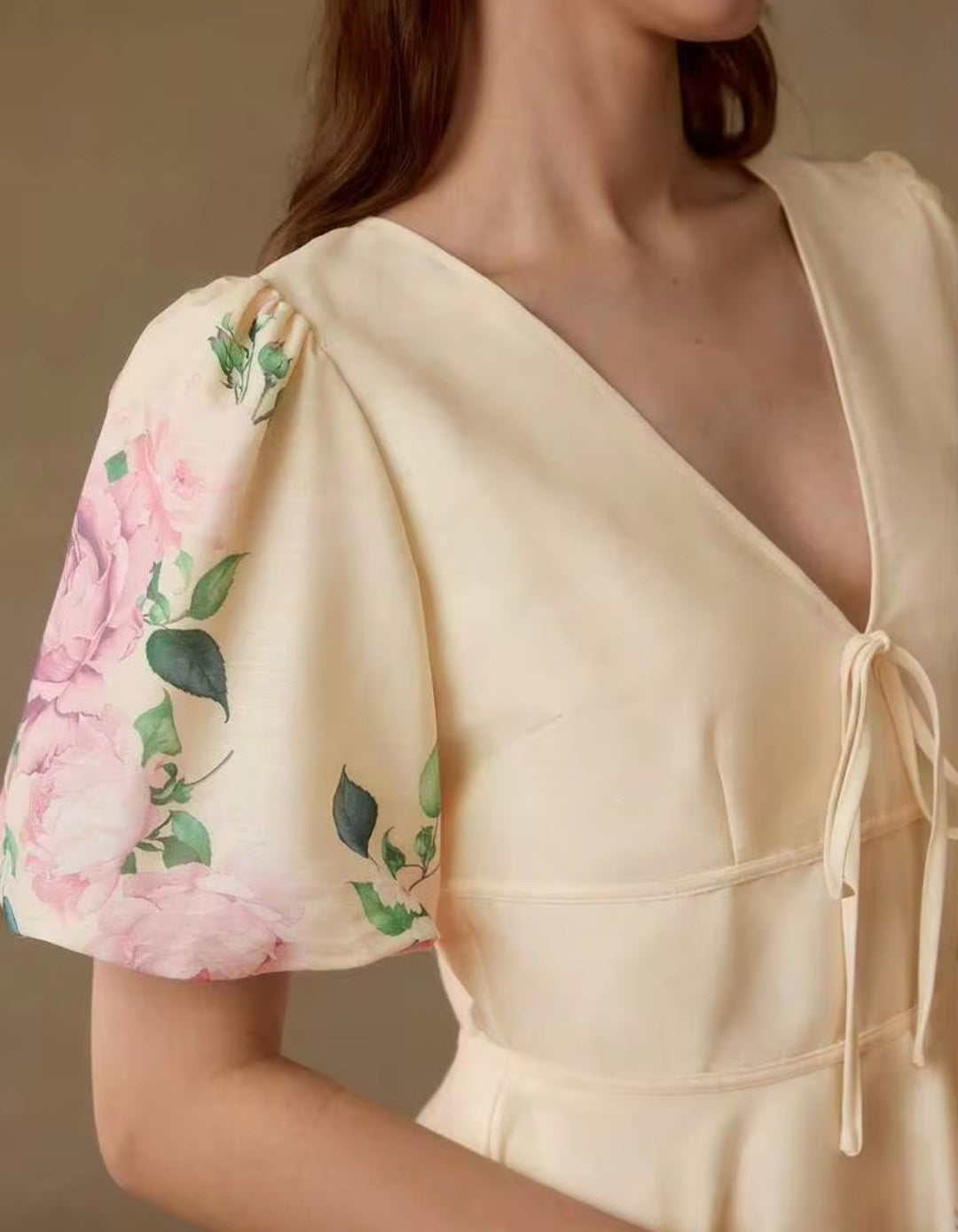 Vestido mini manga corta beige con estampado floral