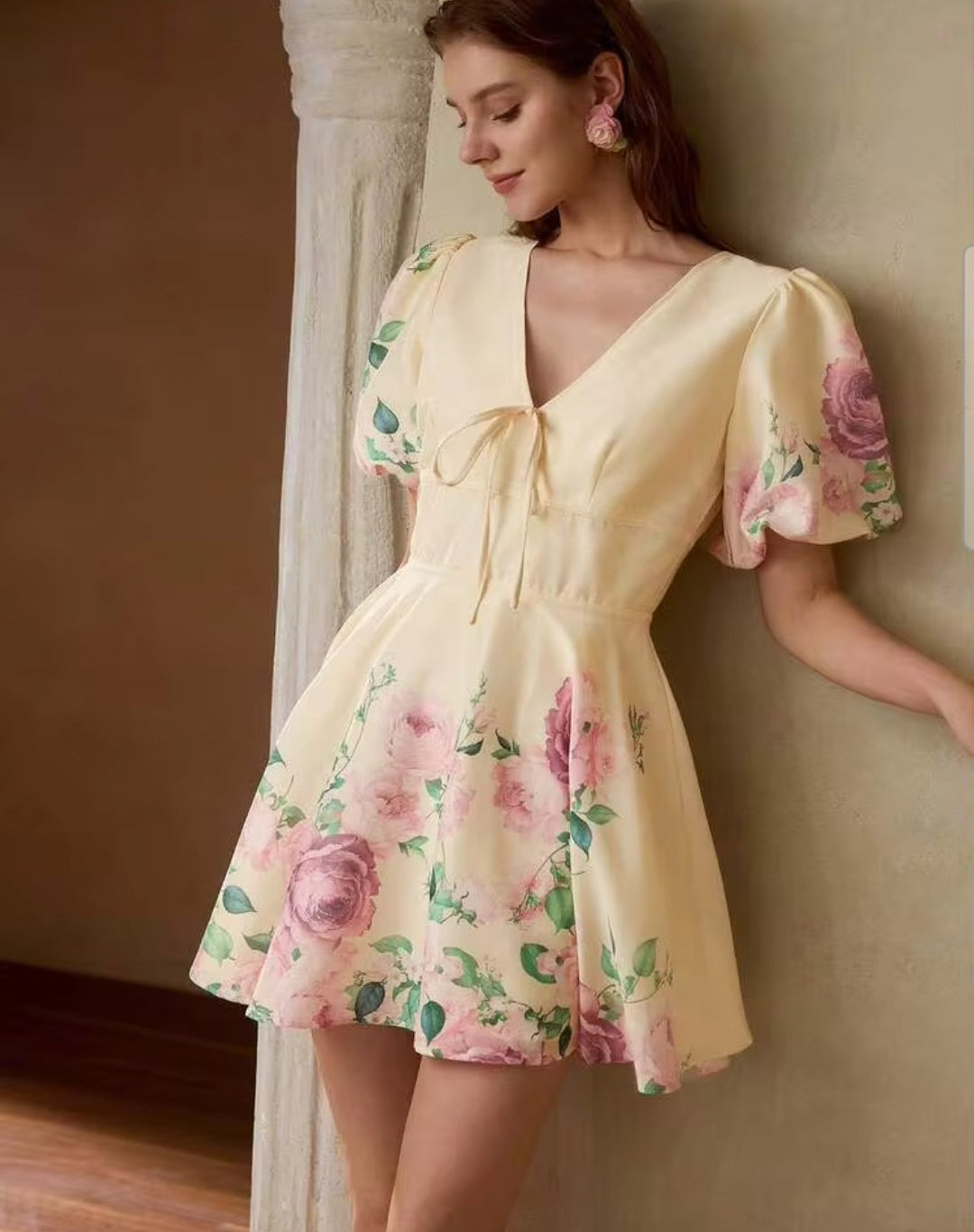 Vestido mini manga corta beige con estampado floral