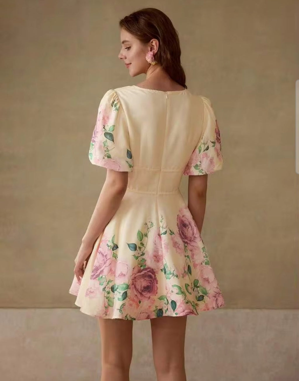 Vestido mini manga corta beige con estampado floral