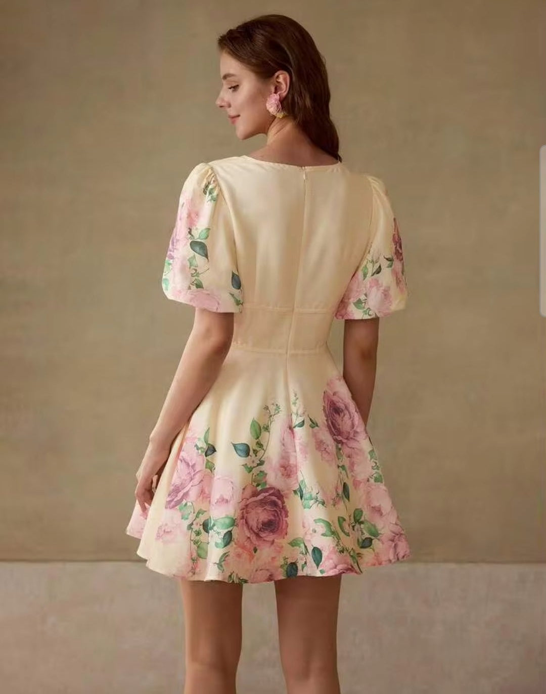 Vestido mini manga corta beige con estampado floral