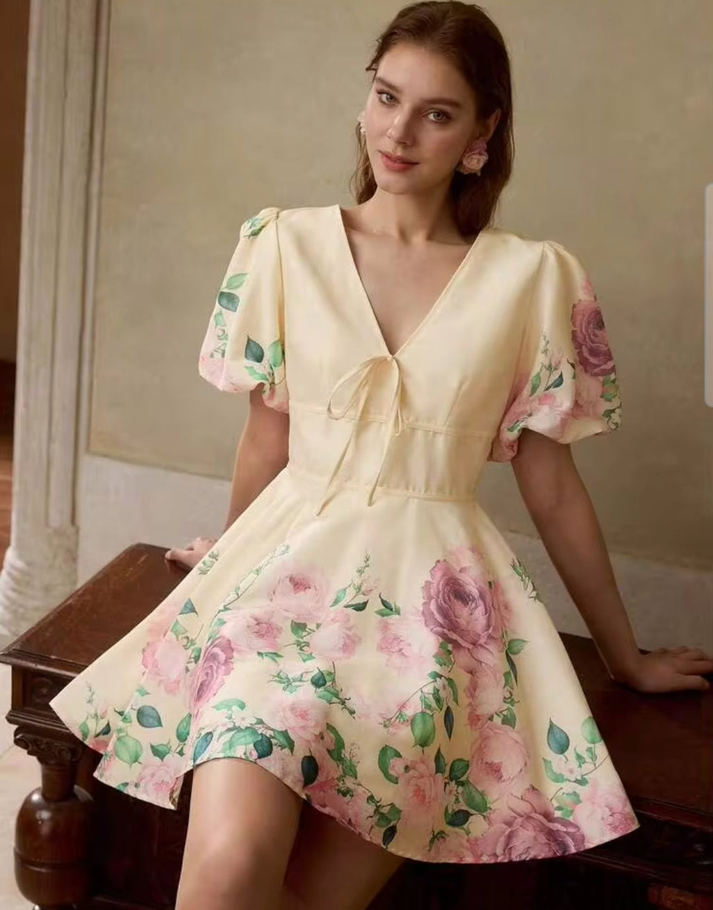 Vestido mini manga corta beige con estampado floral