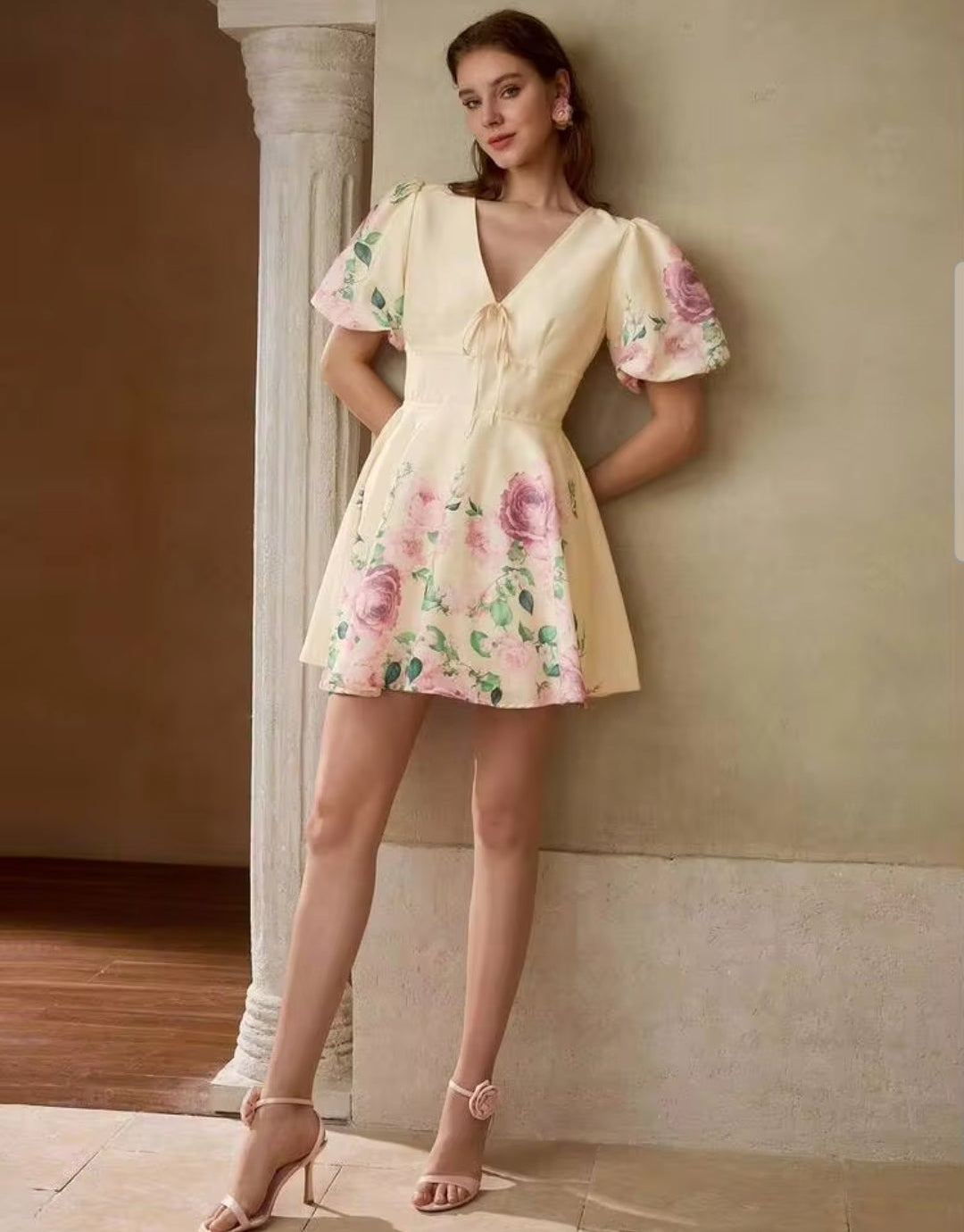 Vestido mini manga corta beige con estampado floral
