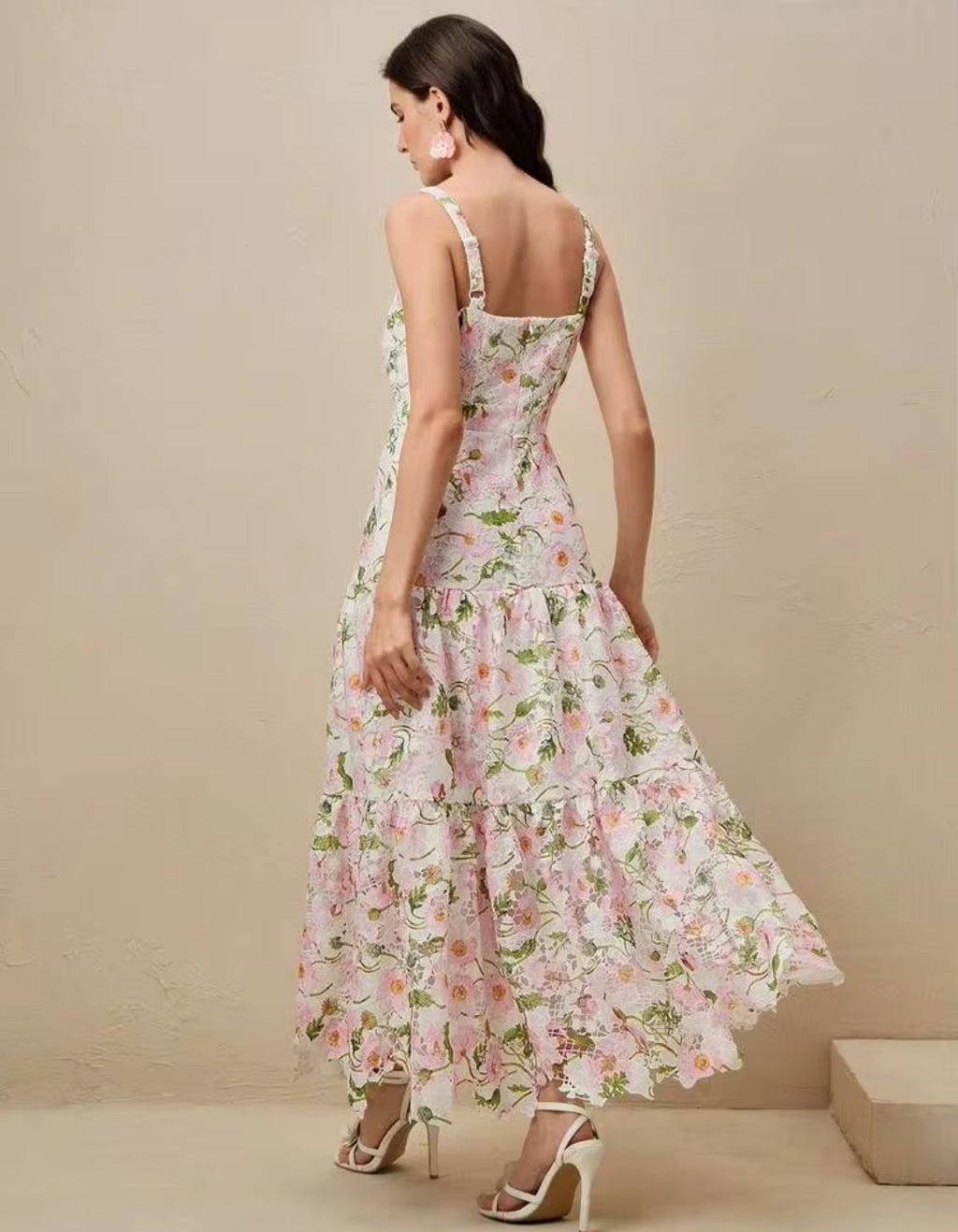 Vestido blanco con estampado floral corte recto