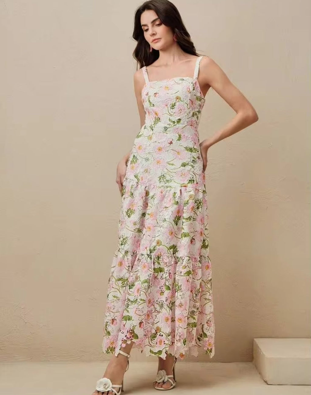 Vestido blanco con estampado floral corte recto