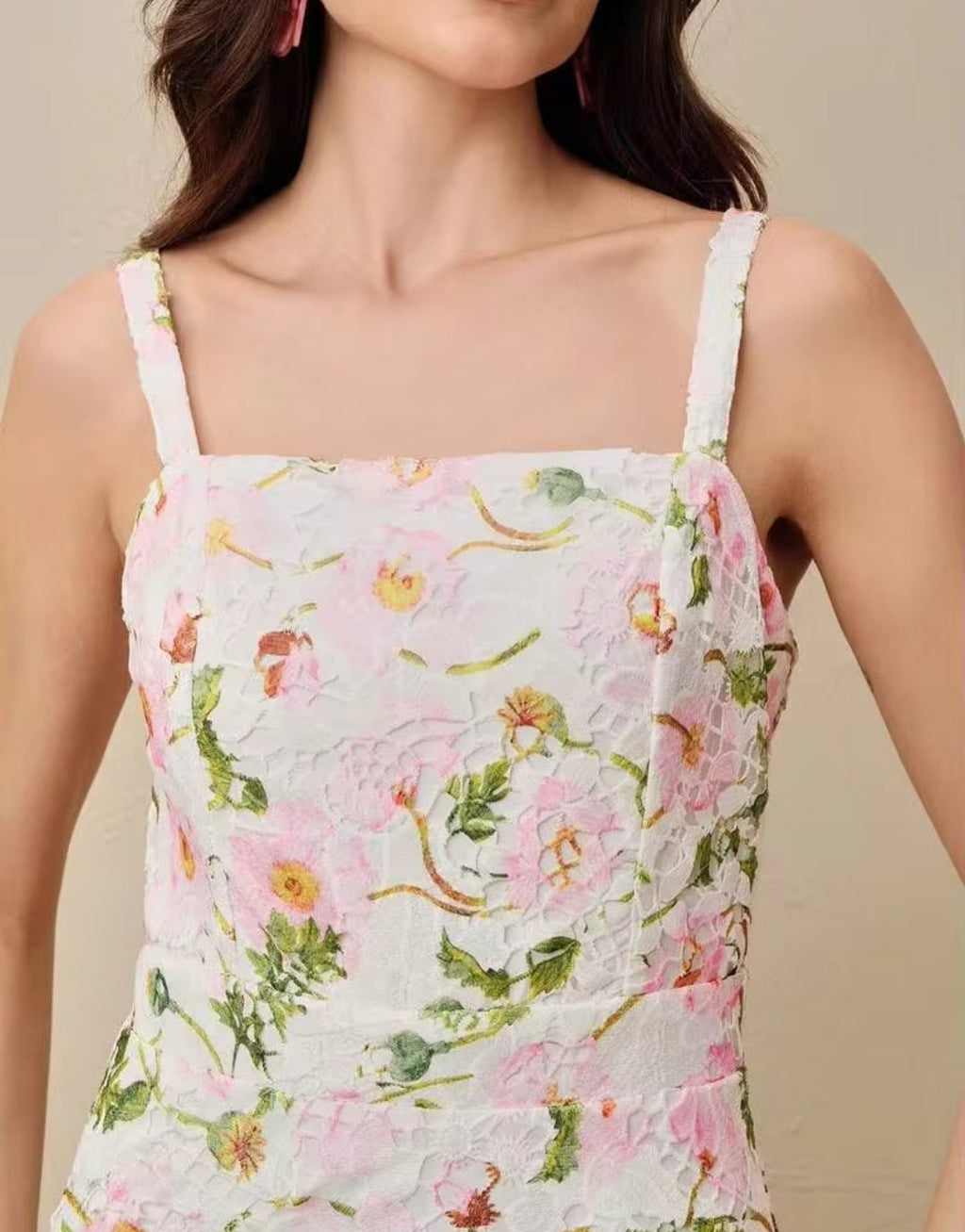 Vestido blanco con estampado floral corte recto