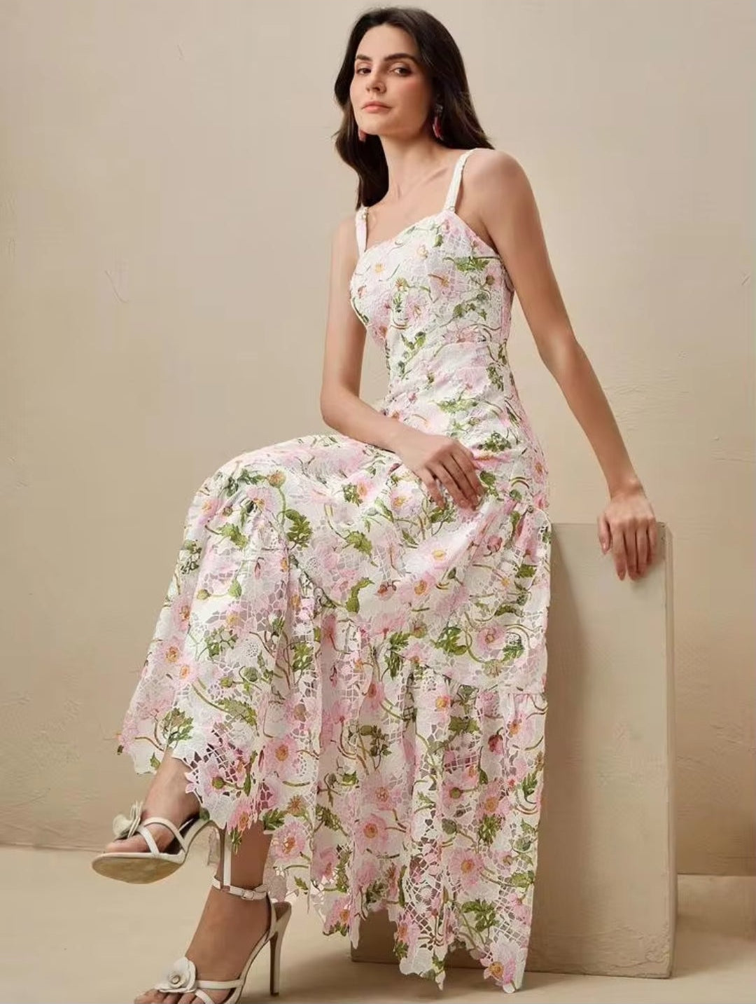 Vestido blanco con estampado floral corte recto