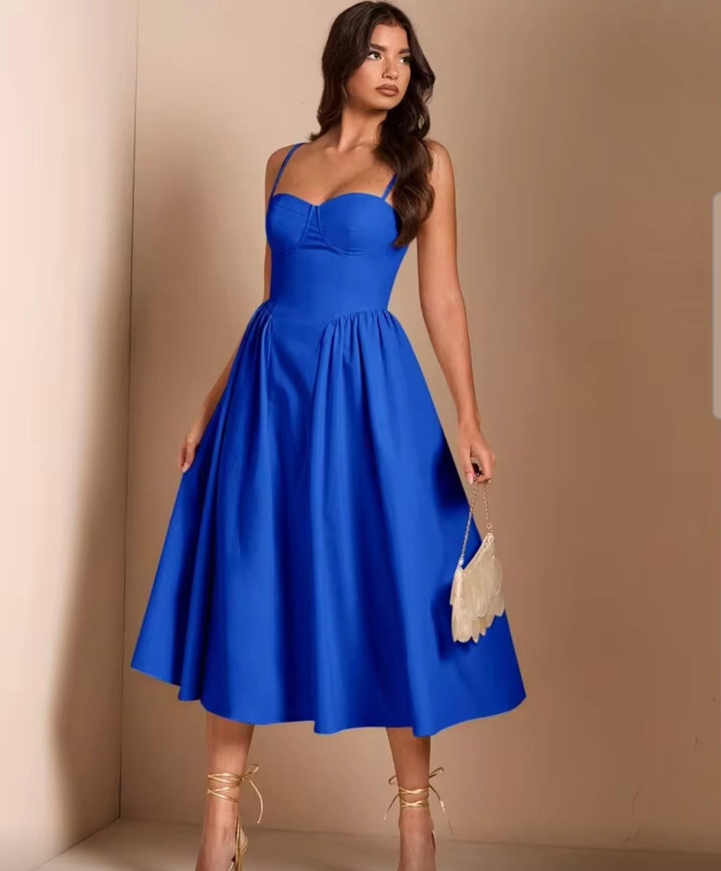 Vestido azul rey midi con escote corazón bolsas invisibles