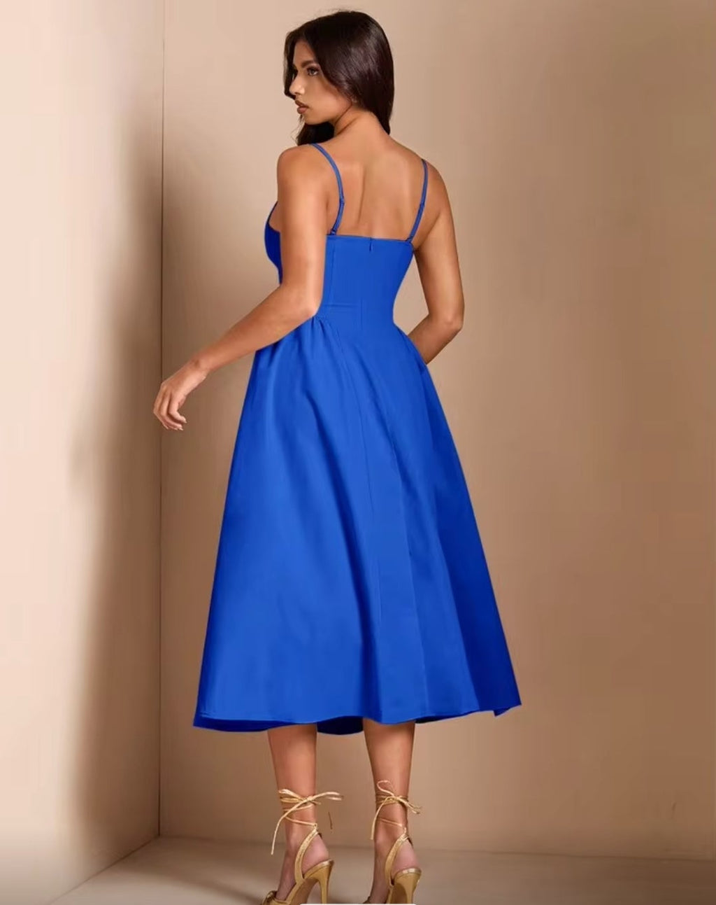 Vestido azul rey midi con escote corazón bolsas invisibles