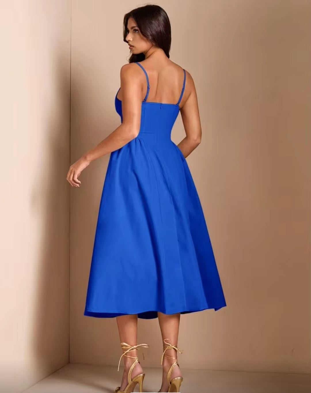 Vestido azul rey midi con escote corazón bolsas invisibles