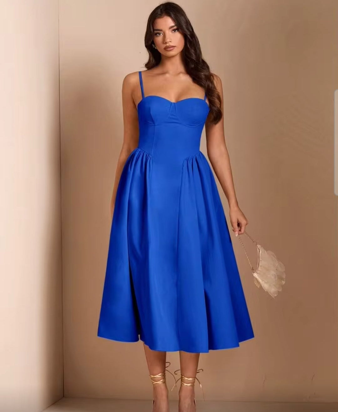 Vestido azul rey midi con escote corazón bolsas invisibles