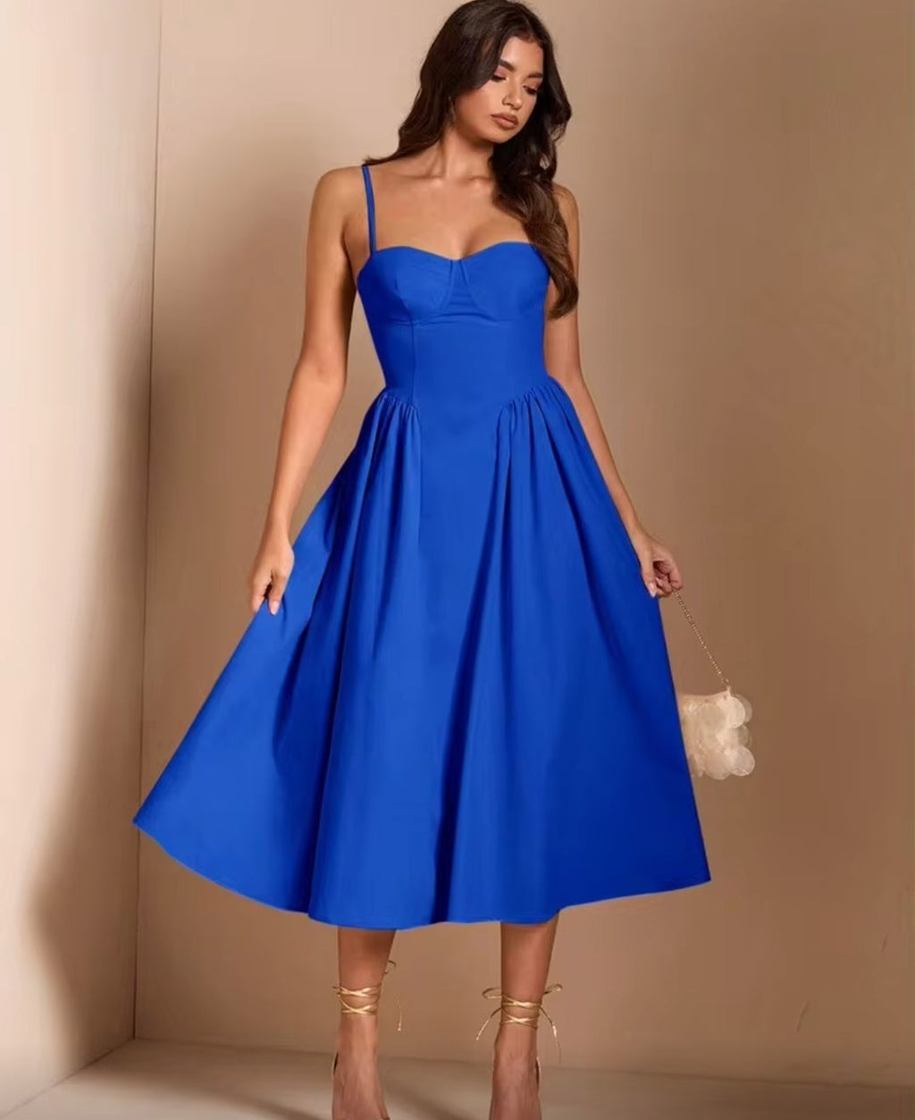 Vestido azul rey midi con escote corazón bolsas invisibles
