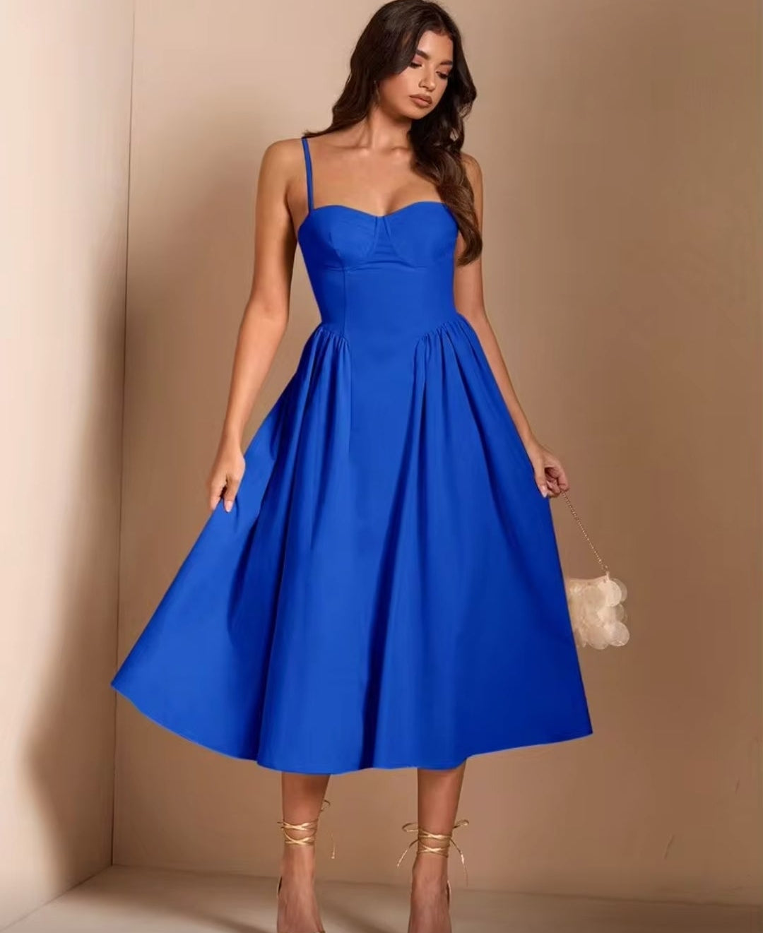 Vestido azul rey midi con escote corazón bolsas invisibles