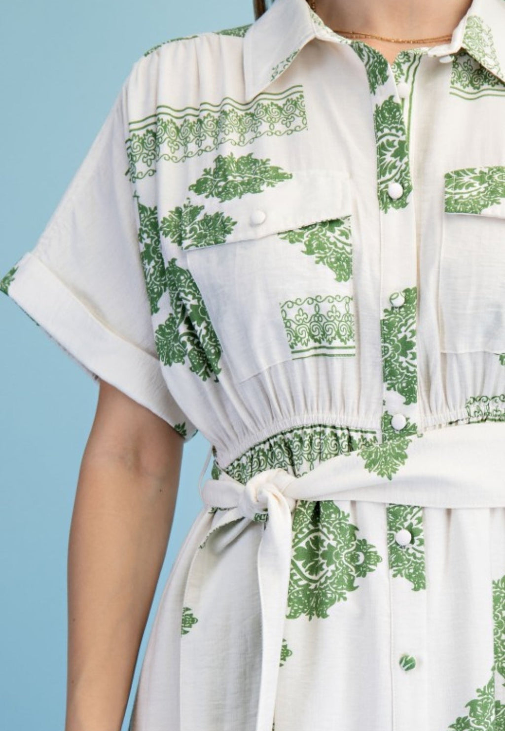 Vestido blanco con estampado en verde sage bolsas invisibles