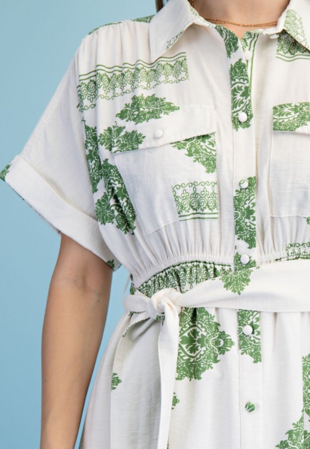 Vestido blanco con estampado en verde sage bolsas invisibles