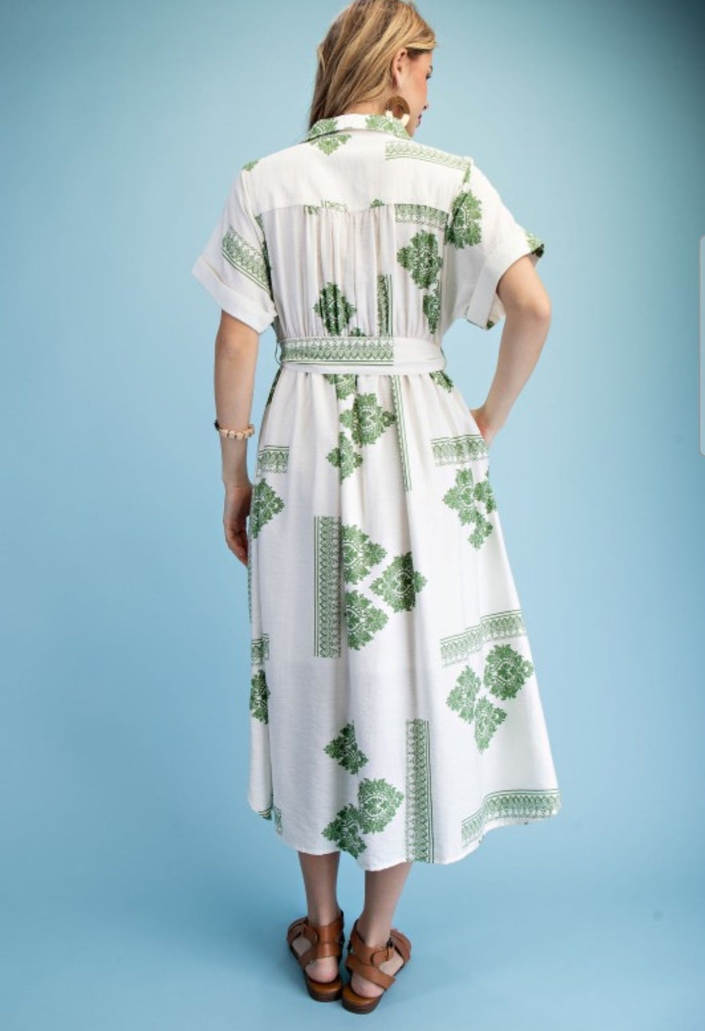 Vestido blanco con estampado en verde sage bolsas invisibles
