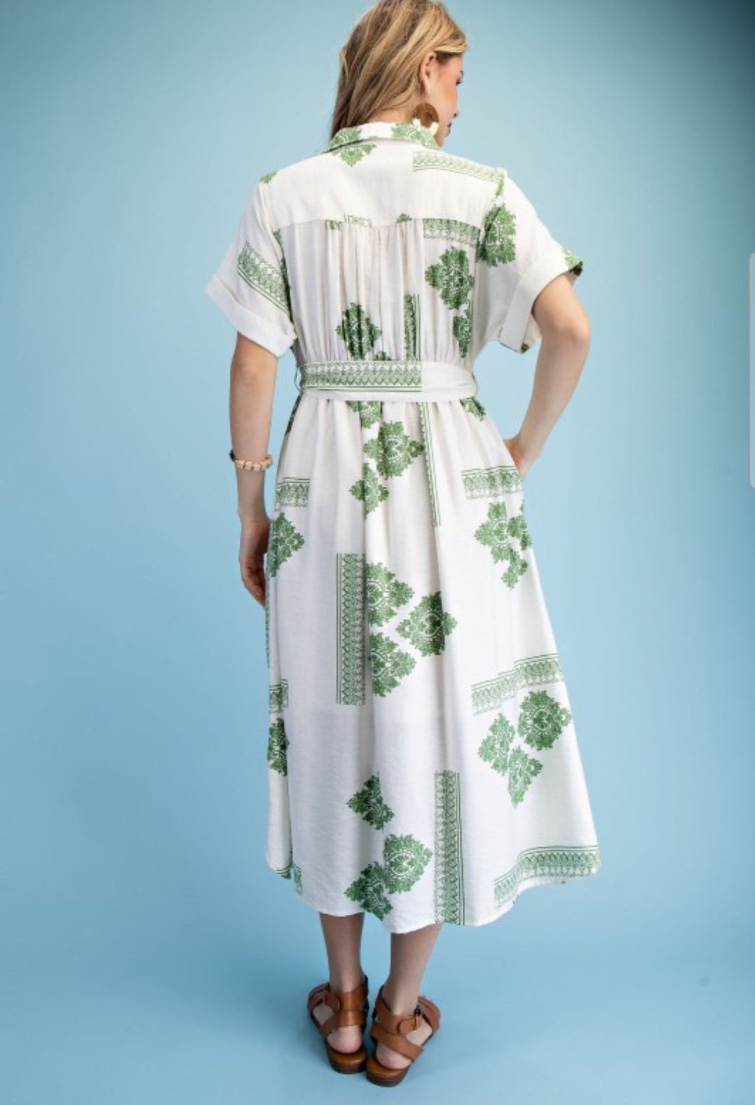 Vestido blanco con estampado en verde sage bolsas invisibles