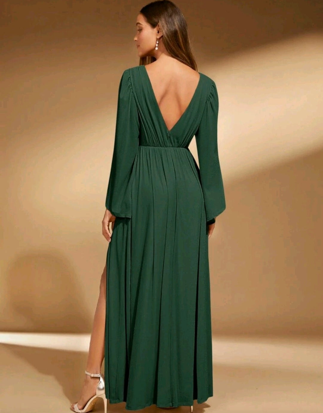 Vestido verde oscuro manga mariposa con brillo sutil