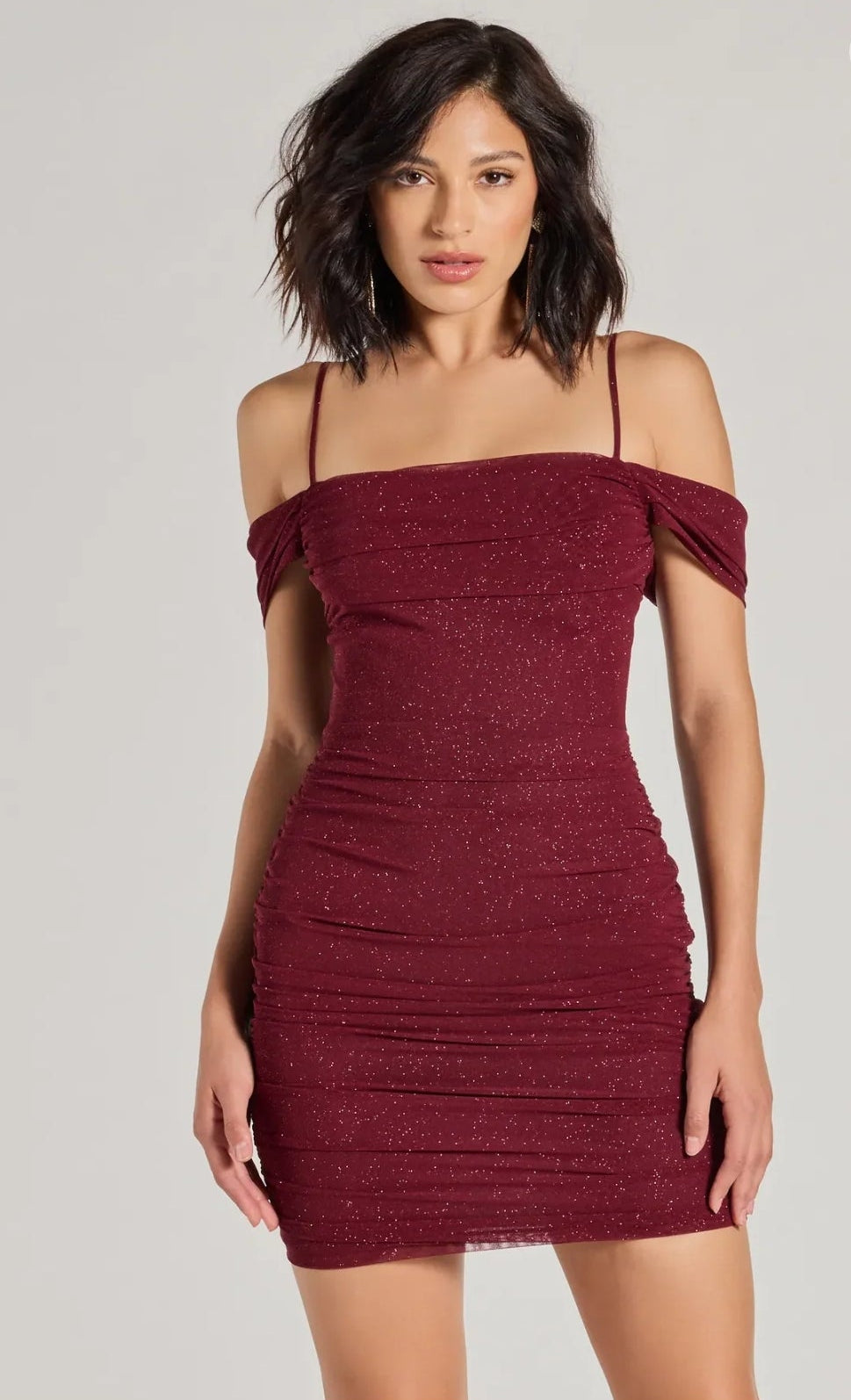 Vestido vino mini con brillo off-the-shoulder