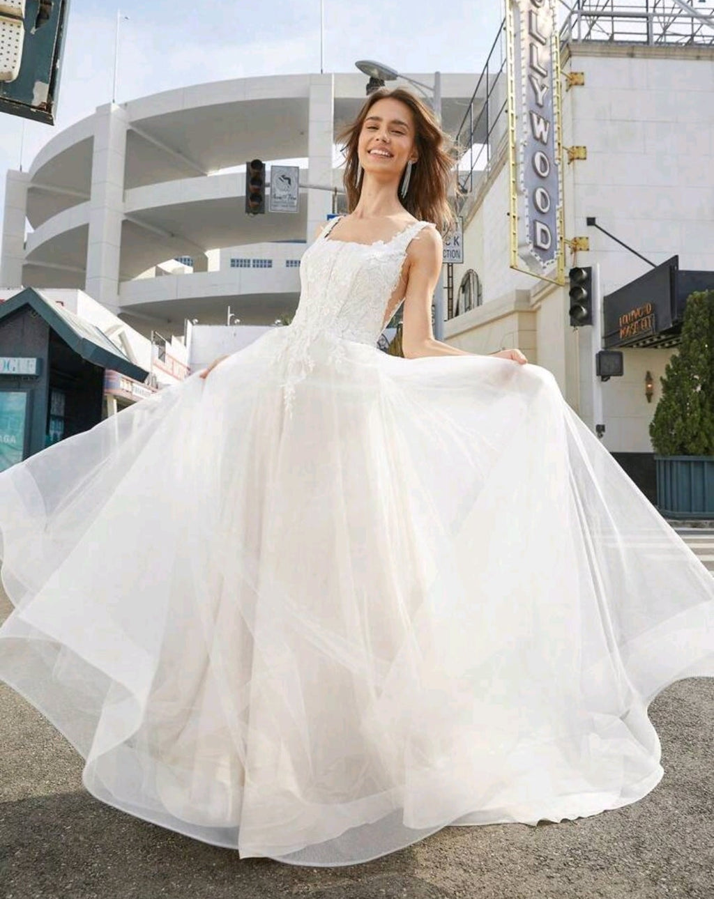 Vestido de Novia Gala Romance: Elegancia en Tul y Encaje Floral