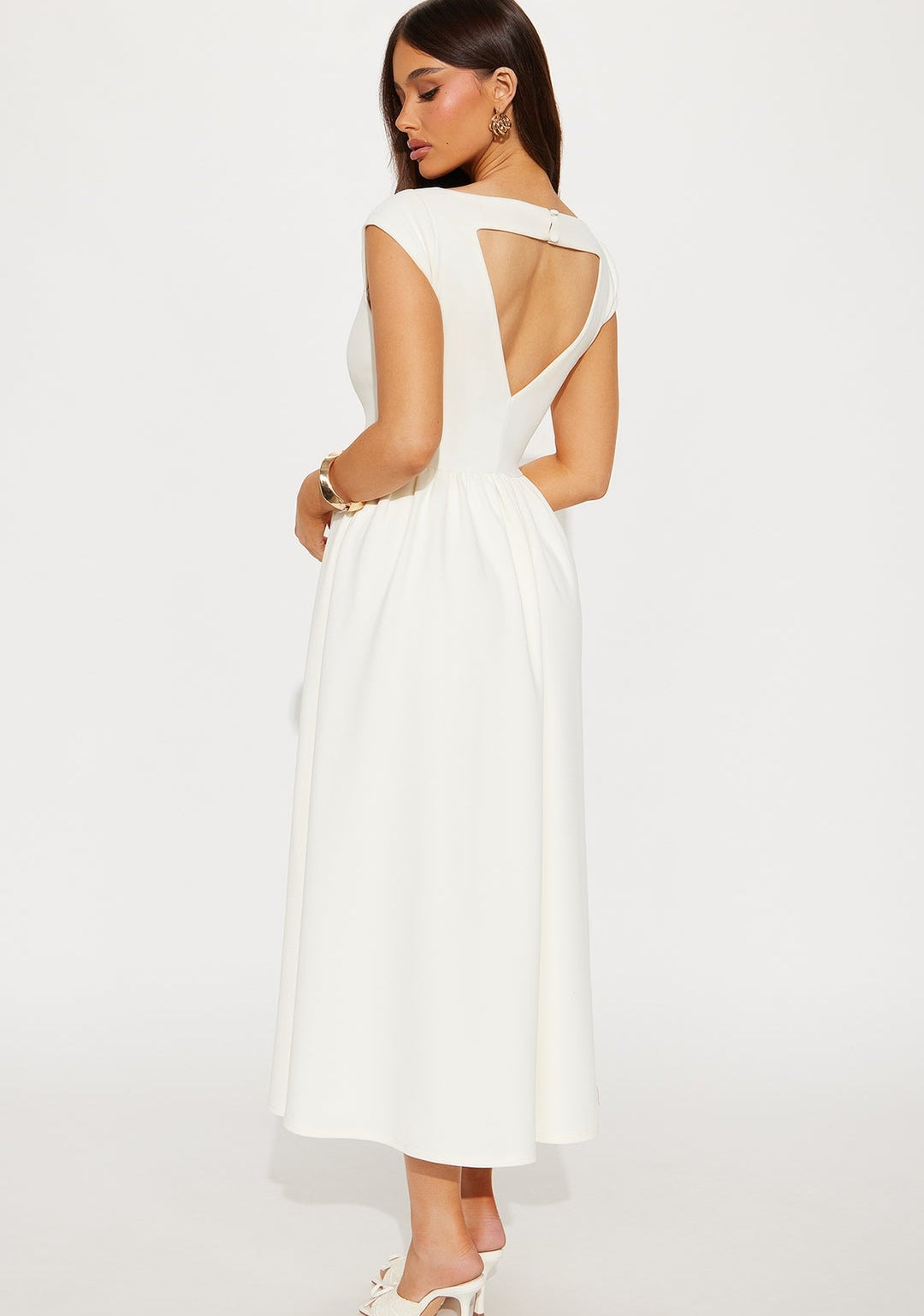 Vestido color crema formal midi espalda semi abierta