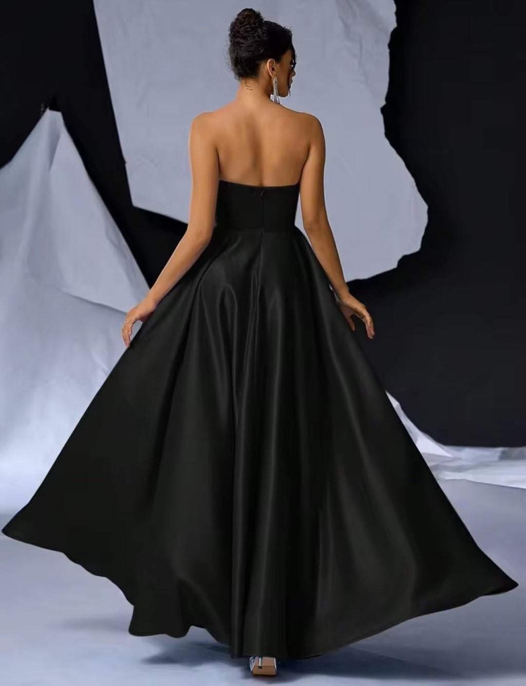 Vestido negro straple corte A satinado